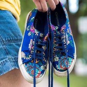 Stunning Asian style embroidered shoes ⛩🌅🌸